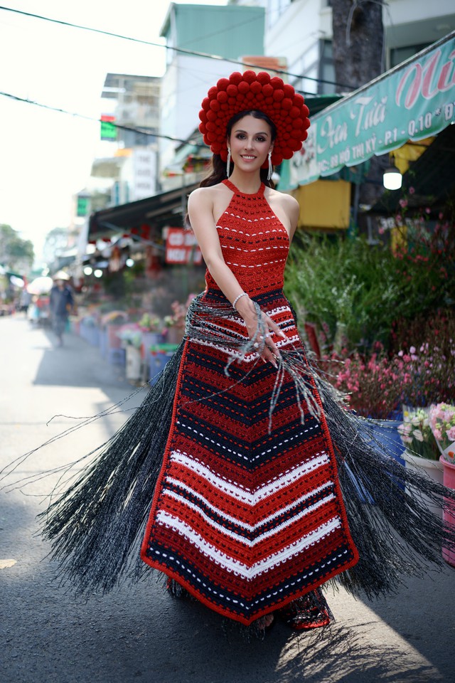 Mildred Rincon đang tung tăng giữa chợ hoa Hồ Thị Kỷ TPHCM Mildred Rincon đang tung tăng giữa chợ hoa Hồ Thị Kỷ TPHCM