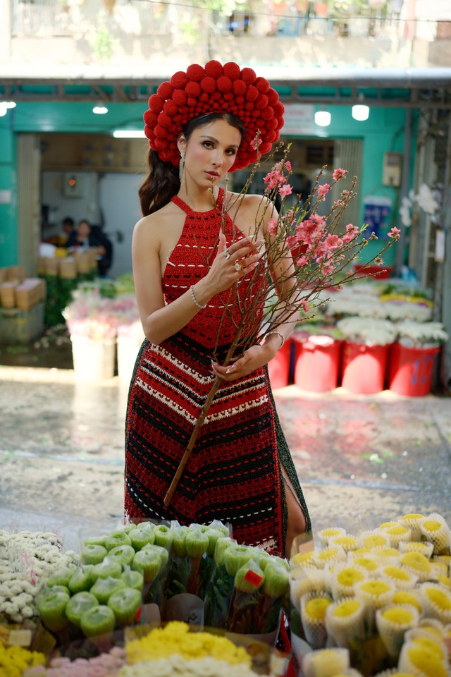 Tà áo dài phá cách kết hợp phong cách trang phục của đồng bào vùng cao mang lại nhiều cảm hứng cho đương kim hoa hậu tạo dáng Tà áo dài phá cách kết hợp phong cách trang phục của đồng bào vùng cao mang lại nhiều cảm hứng cho đương kim hoa hậu tạo dáng