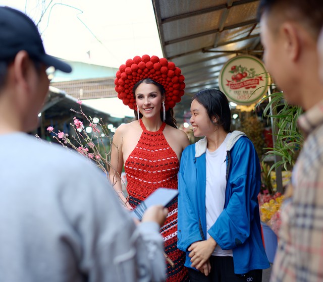 Nhiều người dân thích thú với sự hiện diện của Hoa hậu siêu mẫu thể hình thế giới 2025 và xin chụp ảnh lưu niệm Nhiều người dân thích thú với sự hiện diện của Hoa hậu siêu mẫu thể hình thế giới 2025 và xin chụp ảnh lưu niệm