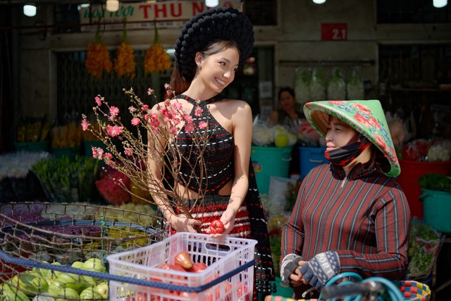 3 Hoa hậu ngoại quốc duyên dáng trong tà áo dài Việt- Ảnh 11. 3 Hoa hậu ngoại quốc duyên dáng trong tà áo dài Việt- Ảnh 11.