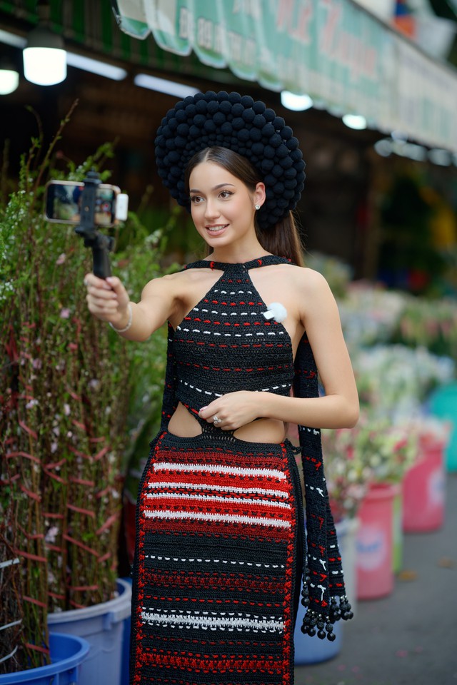 Zuzanna Balonek tranh thủ thể hiện vai trò của một Hoa hậu du lịch quốc tế, giới thiệu về nét độc đáo của chợ hoa trên mạng xã hội Zuzanna Balonek tranh thủ thể hiện vai trò của một Hoa hậu du lịch quốc tế, giới thiệu về nét độc đáo của chợ hoa trên mạng xã hội