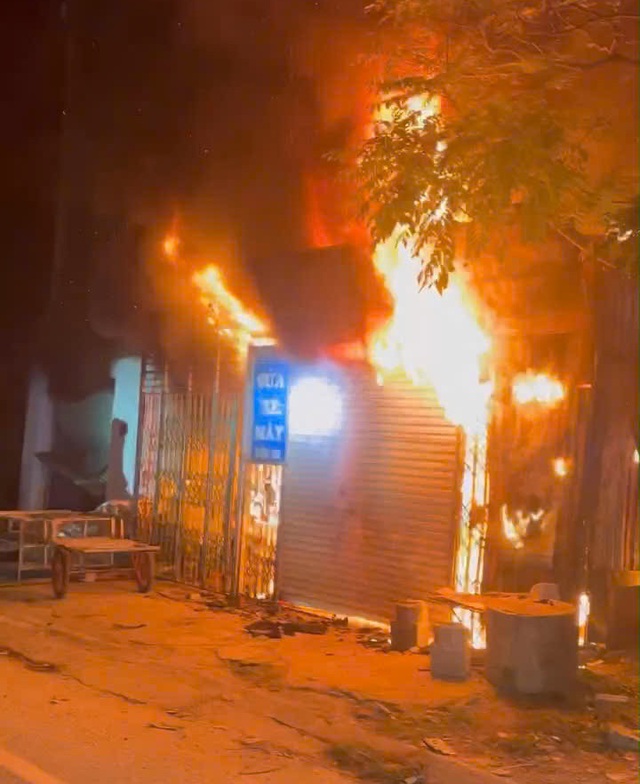 Cảnh sát giao thông Nghệ An kịp thời phá cửa cứu 11 người trong vụ cháy nhà lúc rạng sáng- Ảnh 1.