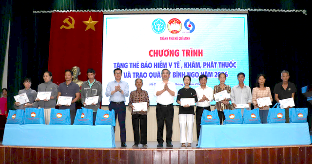 TPHCM: Người dân 2 xã vùng xa nhận quà Tết và thẻ Bảo hiểm y tế- Ảnh 3.