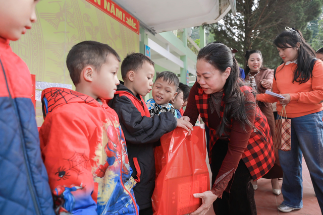 Mang xuân ấm đến với đồng bào và học sinh vùng cao Lao Chải- Ảnh 4.