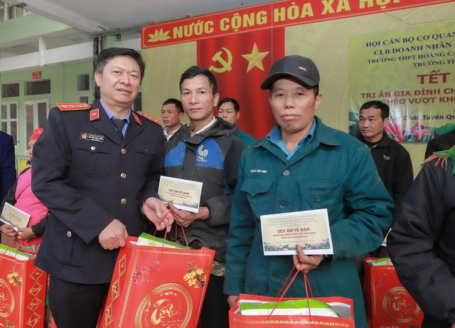 Mang xuân ấm đến với đồng bào và học sinh vùng cao Lao Chải- Ảnh 7.