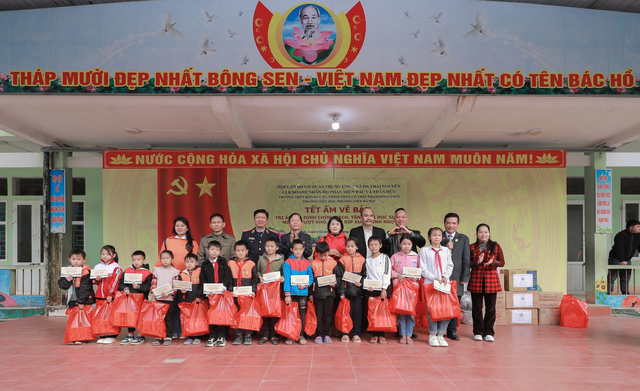 Mang xuân ấm đến với đồng bào và học sinh vùng cao Lao Chải- Ảnh 3.