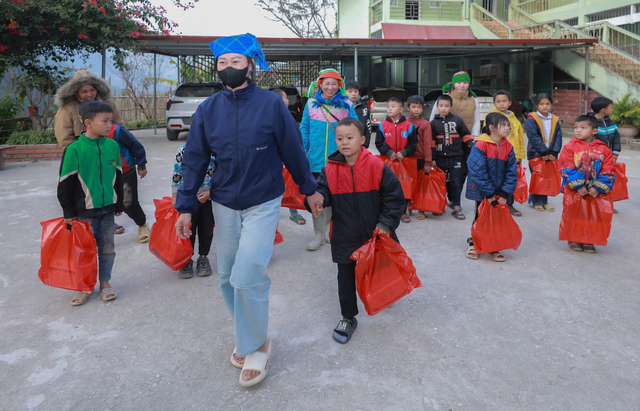 Mang xuân ấm đến với đồng bào và học sinh vùng cao Lao Chải- Ảnh 2.