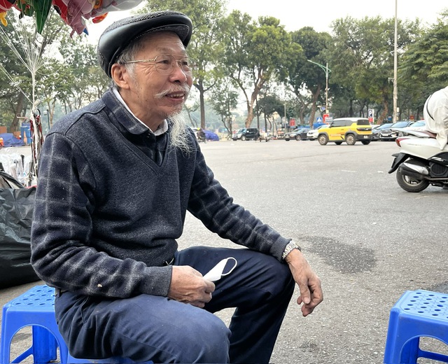 Mối tình hơn nửa thế kỷ của đôi vợ chồng già nơi quán cóc công viên- Ảnh 2.