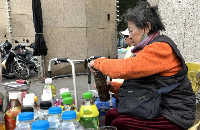 Mối tình hơn nửa thế kỷ của đôi vợ chồng già nơi quán cóc công viên- Ảnh 1.