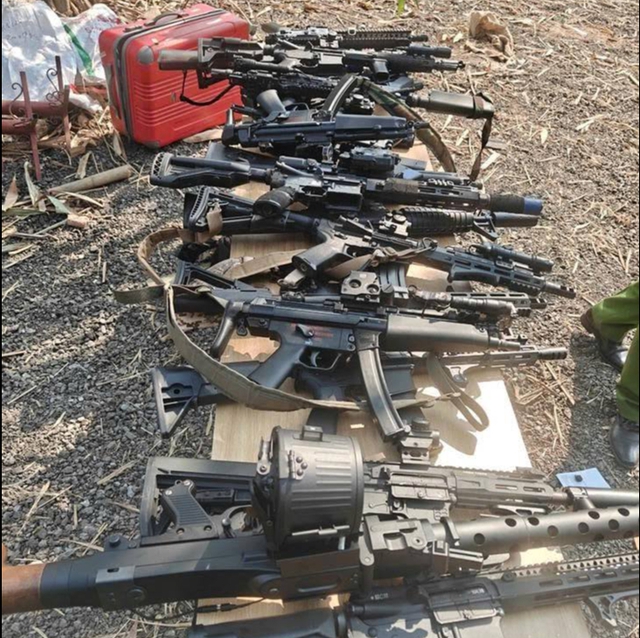 Xử lý 23 thanh niên mang hàng chục khẩu súng bắn đạn nhựa chơi "đánh trận giả"- Ảnh 1.