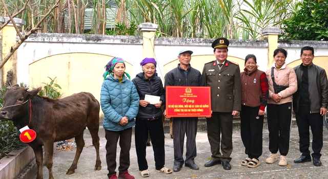 Công an Cao Bằng tổ chức bốc thăm nhận bò giống, hỗ trợ sinh kế gia đình khó khăn- Ảnh 2. Công an Cao Bằng tổ chức bốc thăm nhận bò giống, hỗ trợ sinh kế gia đình khó khăn- Ảnh 2.