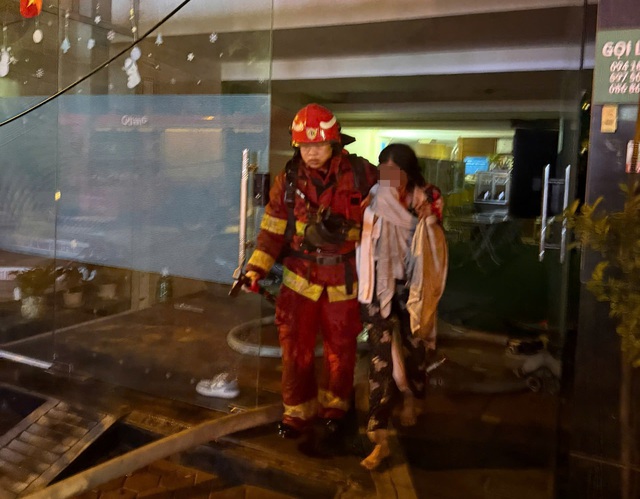 Cháy nhà nghỉ 8 tầng ở Hà Nội, 7 người thoát nạn, tạm giữ nghi phạm phóng hỏa- Ảnh 1.
