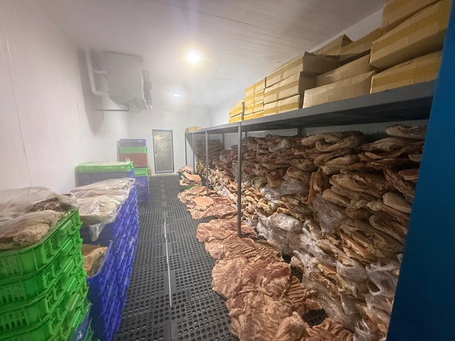 TPHCM: Hơn 50 tấn thịt heo được "phù phép" thành thịt đà điểu, dê, nai và nhím- Ảnh 1.