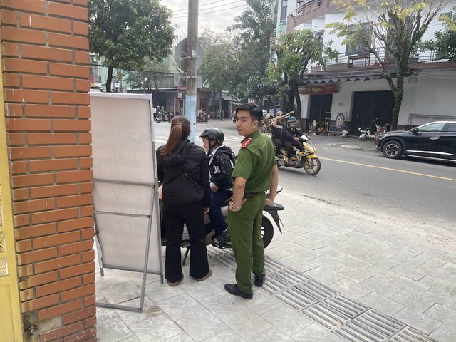 Cậu bé bị mẹ "bế lên đồn" Công an vì không chịu đi học khiến mạng xã hội thích thú- Ảnh 2.