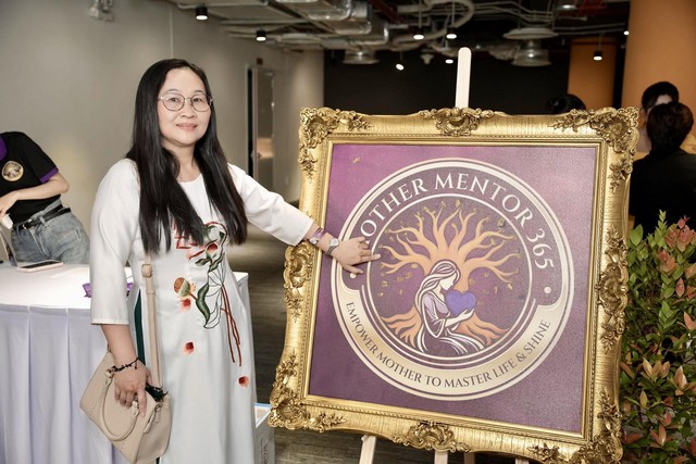 Một bà mẹ in dấu vân tay lên bức hoạ, tựa như lời cam kết cùng nhau vun đắp nên một cộng đồng người Mẹ bản lĩnh và vững vàng từ gốc. Ảnh: BTC