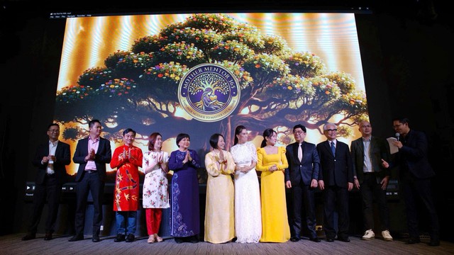 Khoảnh khắc CLB Mẹ là cố vấn 365 chính thức ra mắt trong sự chứng kiến của các đại diện đơn vị tổ chức cùng đối tác. Ảnh: BTC