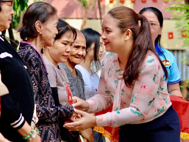 Bà Hà Thị Thu Hiền, Uỷ viên ban thường vụ Đảng uỷ, Chủ nhiệm uỷ ban kiểm tra Đảng uỷ phường trao quà Tết hiện kim cho các hộ dân khó khăn tại Ngày hội. Ảnh: Hồ Lam