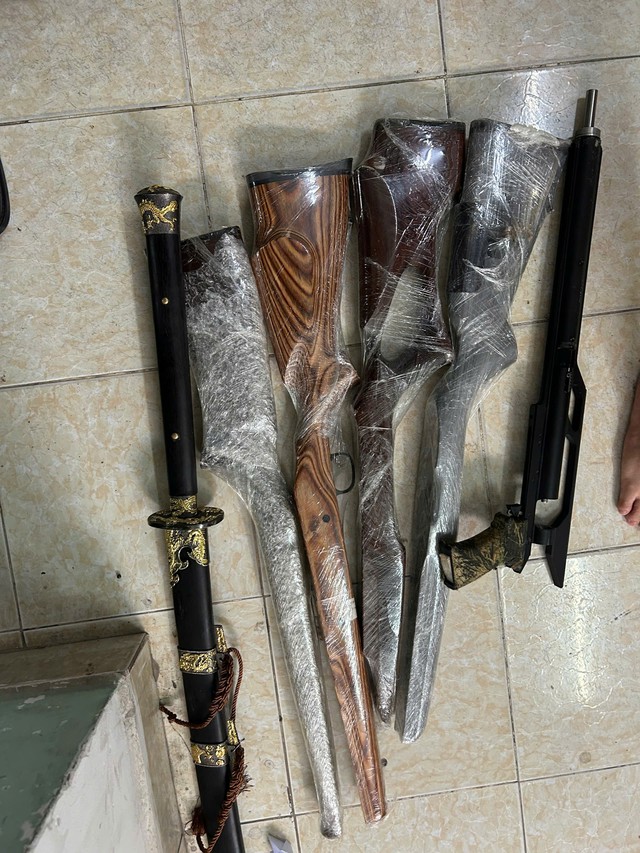 TPHCM: Triệt xóa đường dây mua bán, tàng trữ vũ khí quân dụng quy mô lớn- Ảnh 1.