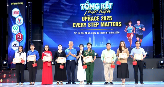 Quỹ Học bổng Vừ A Dính nhận hơn 2,2 tỷ đồng từ giải chạy bộ UpRace 2025- Ảnh 2.