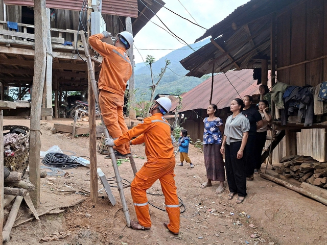 "Chiến dịch thần tốc" xóa vùng lõm điện để thắp sáng nơi chưa từng có điện của EVNNPC- Ảnh 4.