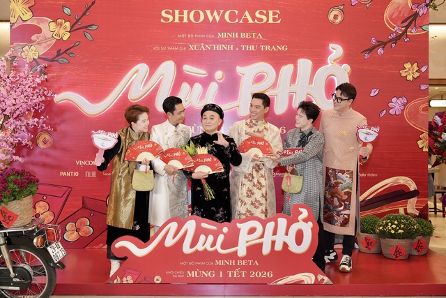 Nghệ sĩ Xuân Hinh cùng các nghệ sĩ trẻ trong buổi showcase phim "Mùi phở"