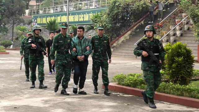 Triệt phá đường dây đưa hàng chục người Trung Quốc xuất, nhập cảnh trái phép qua Lào Cai- Ảnh 1.