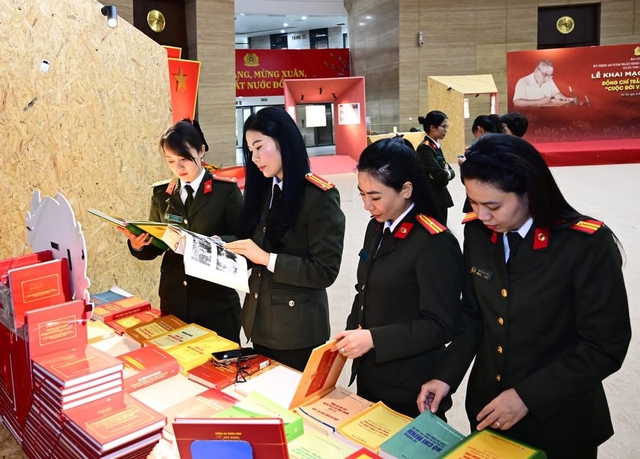 Phụ nữ Công an nhân dân bồi đắp bản lĩnh chính trị, tiếp nối di sản cố Bộ trưởng Trần Quốc Hoàn- Ảnh 3.