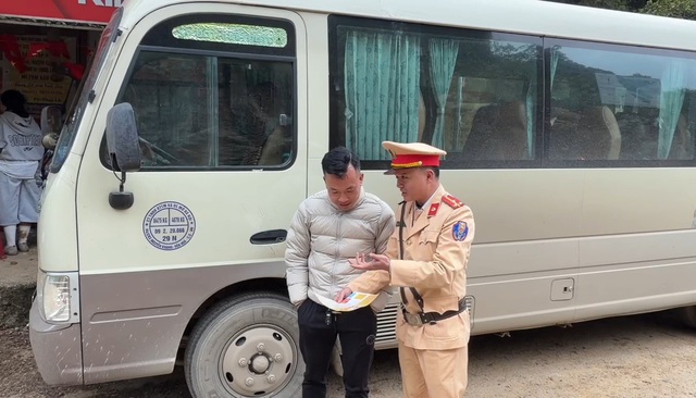 Cảnh sát giao thông Cao Bằng phát đồ ăn, ước uống, xăng miễn phí cho du khách- Ảnh 1.