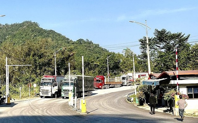 Hàng nghìn du khách xuất nhập cảnh qua cửa khẩu Lạng Sơn đầu năm- Ảnh 3.