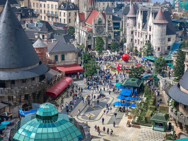 Hàng nghìn du khách đến Bà Nà đón năm mới 2026- Ảnh 1. Hàng nghìn du khách đến Bà Nà đón năm mới 2026- Ảnh 1.