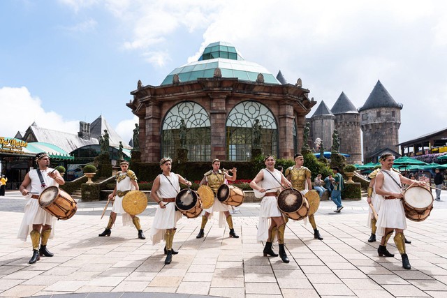 Hàng nghìn du khách đến Bà Nà đón năm mới 2026- Ảnh 3. Hàng nghìn du khách đến Bà Nà đón năm mới 2026- Ảnh 3.