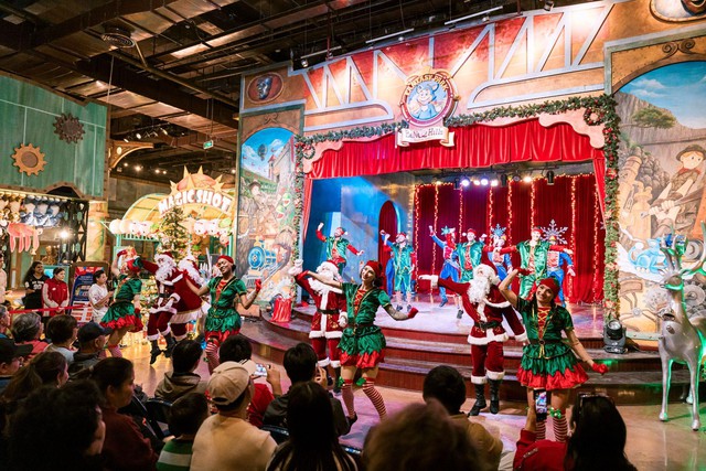 Hàng nghìn du khách đến Bà Nà đón năm mới 2026- Ảnh 5. Hàng nghìn du khách đến Bà Nà đón năm mới 2026- Ảnh 5.