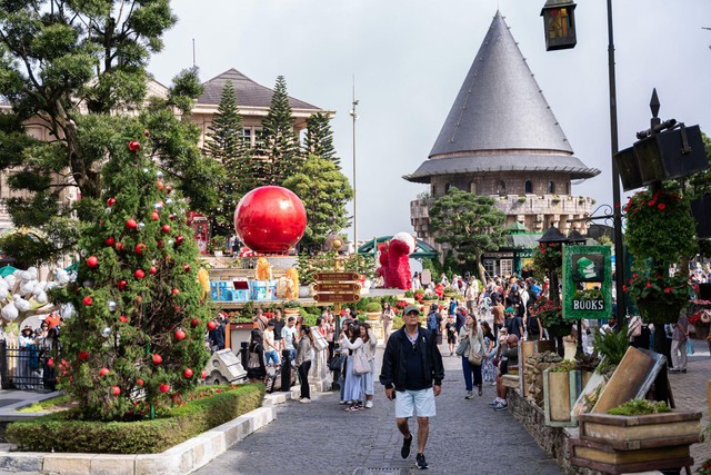 Hàng nghìn du khách đến Bà Nà đón năm mới 2026- Ảnh 9. Hàng nghìn du khách đến Bà Nà đón năm mới 2026- Ảnh 9.