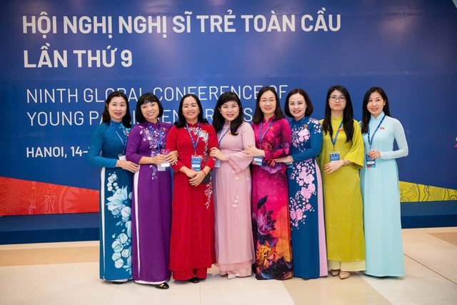 Các nữ đại biểu Quốc hội tham dự Hội nghị Nghị sĩ trẻ toàn cầu  lần thứ 9 tại Hà Nội, tháng 9/2023