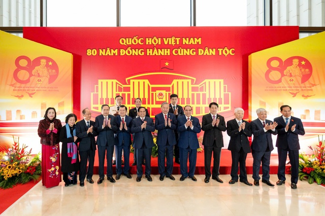 Lãnh đạo Đảng, Nhà nước, đại biểu Quốc hội tham quan Triển lãm "Quốc hội Việt Nam - 80 năm đồng hành cùng dân tộc"- Ảnh 1.