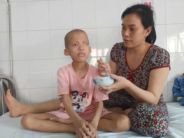 Ánh mắt cầu cứu của bé gái 7 tuổi bị mù lòa, mắc bệnh hiểm nghèo- Ảnh 5.
