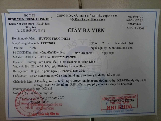 Ánh mắt cầu cứu của bé gái 7 tuổi bị mù lòa, mắc bệnh hiểm nghèo- Ảnh 2.