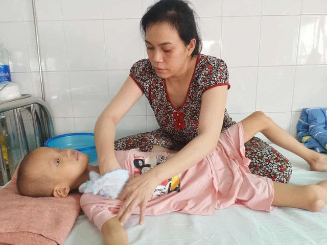 Ánh mắt cầu cứu của bé gái 7 tuổi bị mù lòa, mắc bệnh hiểm nghèo- Ảnh 3.