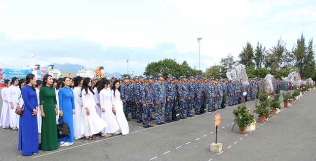 Mang hàng trăm tấn hàng, quà Tết ra Trường Sa- Ảnh 2.