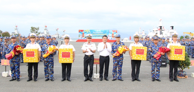 Mang hàng trăm tấn hàng, quà Tết ra Trường Sa- Ảnh 1.