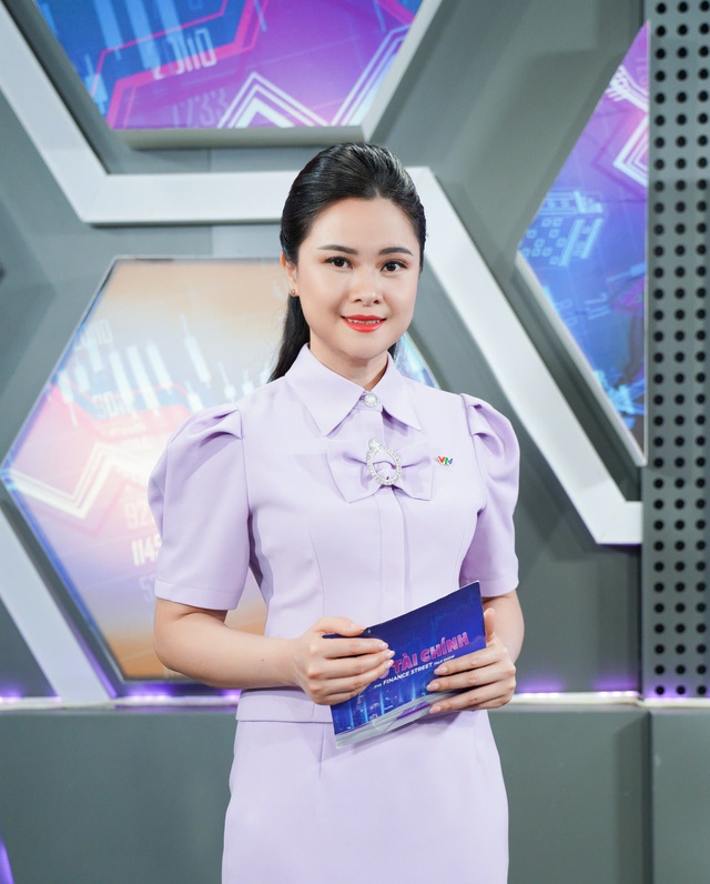 MC "Phố tài chính" tiết lộ lý do thường chọn trang phục màu tím để lên hình- Ảnh 2.