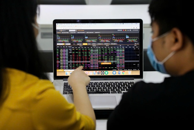 Siết chuẩn hành nghề chứng khoán: Bắt buộc tập huấn tối thiểu 8 giờ mỗi năm- Ảnh 2. Siết chuẩn hành nghề chứng khoán: Bắt buộc tập huấn tối thiểu 8 giờ mỗi năm- Ảnh 2.