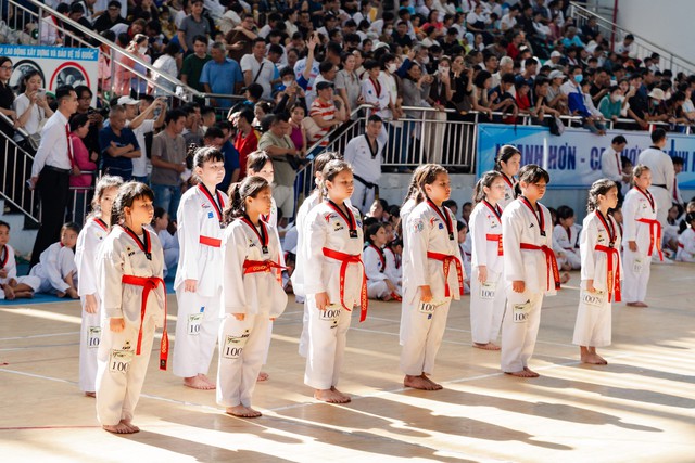 Chị đẹp Châu Tuyết Vân "gây sốt" khi làm trọng tài Taekwondo- Ảnh 8.