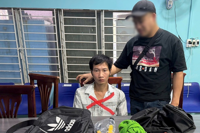 Đột nhập cửa hàng, trộm 9 điện thoại trị giá hơn 300 triệu đồng để đánh bạc- Ảnh 1.