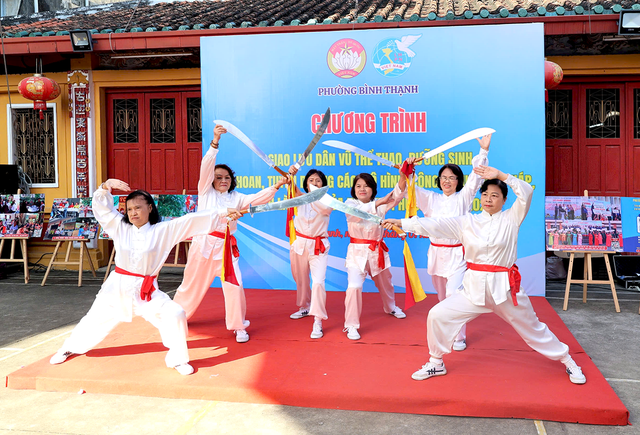 TPHCM: "Tiếp lửa" phong trào phụ nữ Bình Thạnh qua ngày hội dân vũ và triển lãm mô hình sáng tạo- Ảnh 3. TPHCM: "Tiếp lửa" phong trào phụ nữ Bình Thạnh qua ngày hội dân vũ và triển lãm mô hình sáng tạo- Ảnh 3.