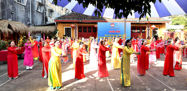 TPHCM: "Tiếp lửa" phong trào phụ nữ Bình Thạnh qua ngày hội dân vũ và triển lãm mô hình sáng tạo- Ảnh 1. TPHCM: "Tiếp lửa" phong trào phụ nữ Bình Thạnh qua ngày hội dân vũ và triển lãm mô hình sáng tạo- Ảnh 1.