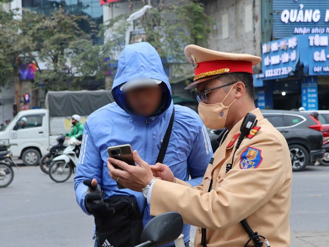 Hà Nội: Cảnh sát xử lý nhiều tài xế che biển số xe hòng qua mặt camera AI- Ảnh 1.