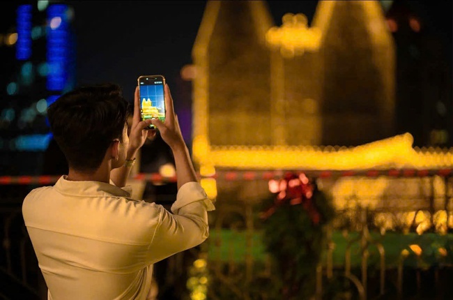 Giới trẻ nô nức check-in tại Nhà thờ Đức Bà đón Giáng sinh- Ảnh 3.