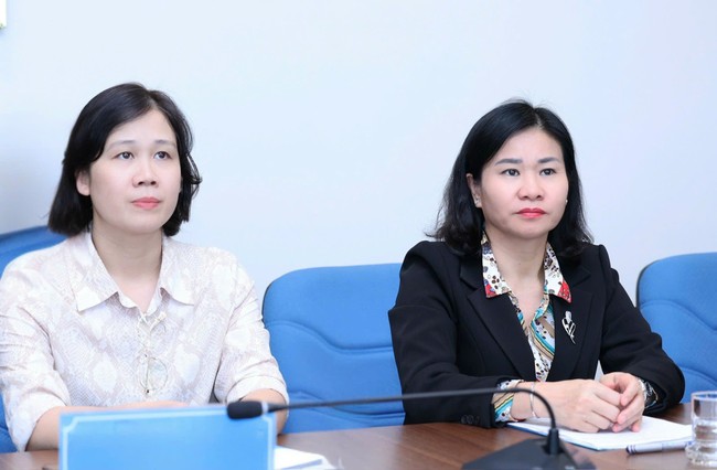 Chủ tịch Hội LHPN Việt Nam Nguyễn Thị Tuyến trao quà hỗ trợ hội viên, phụ nữ, trẻ em vùng lũ ở Đắk Lắk- Ảnh 1.