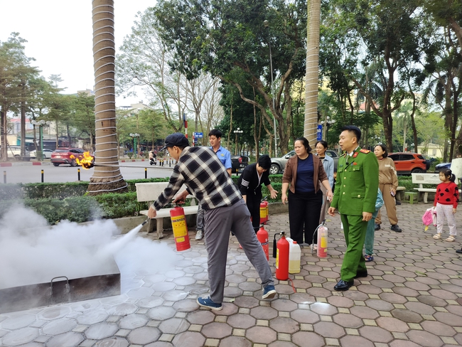 Trang bị kỹ năng phòng cháy, cứu hộ cho cư dân Khu đô thị Việt Hưng- Ảnh 2.
